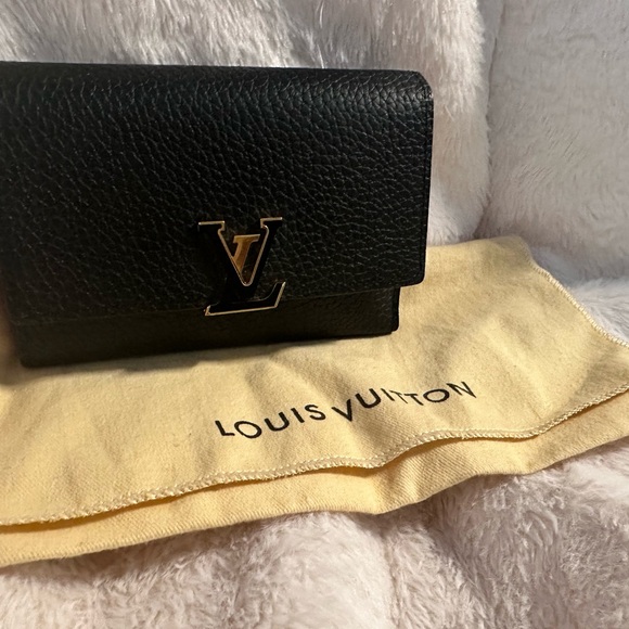 Louis Vuitton Capucines Wallet - Picture 2 of 11